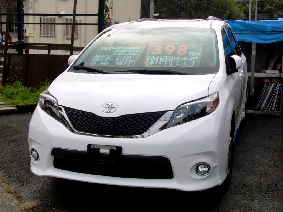 Toyota Sienna (3rd generation) front