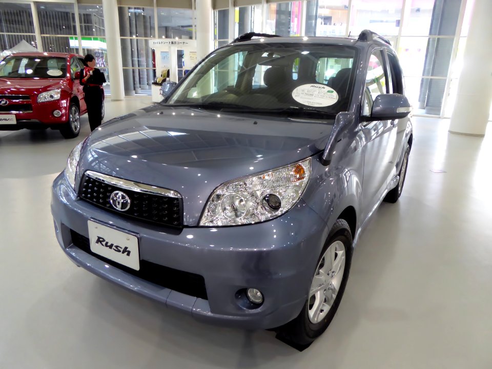 Toyota Rush G "L Package" 4WD (J210E) front