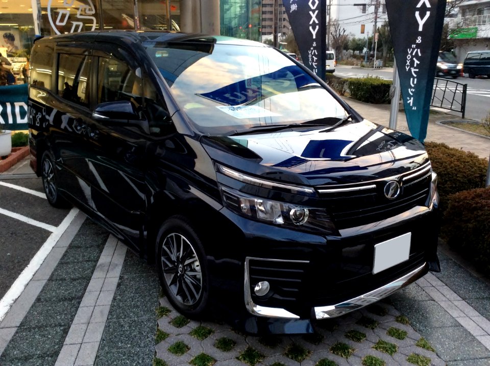 Toyota VOXY ZS (R80W) front