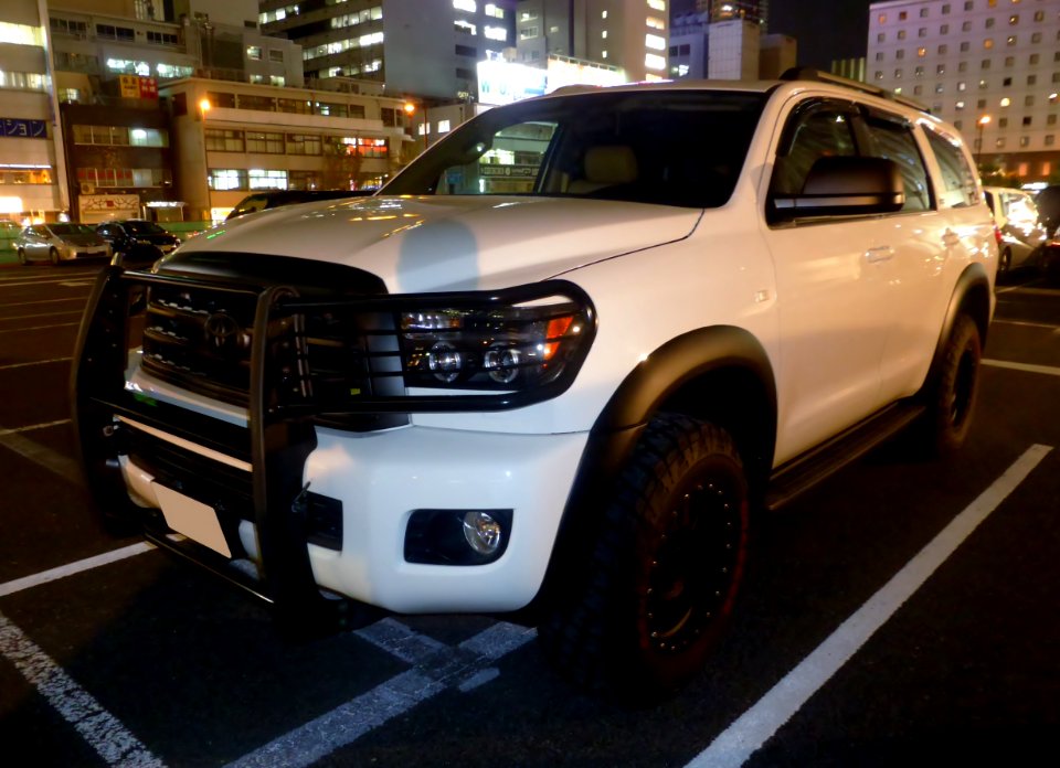 Toyota SEQUOIA II SR5 at night front
