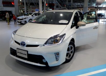 Toyota PRIUS S "Touring Selection" (ZVW30) front