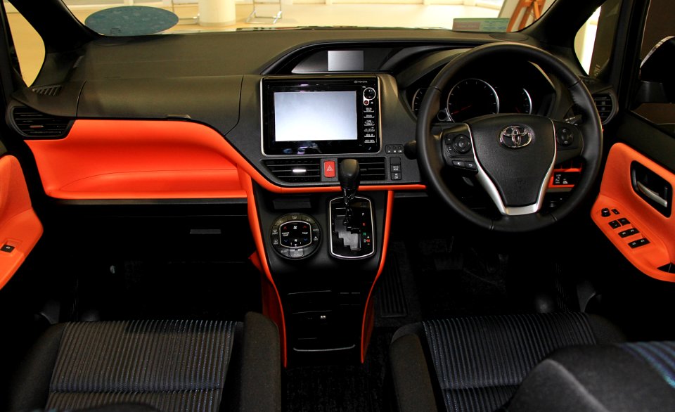 Toyota Voxy R80 interior