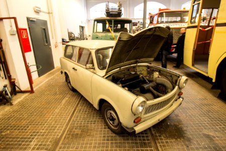 Trabant mit Offener Motorhaube