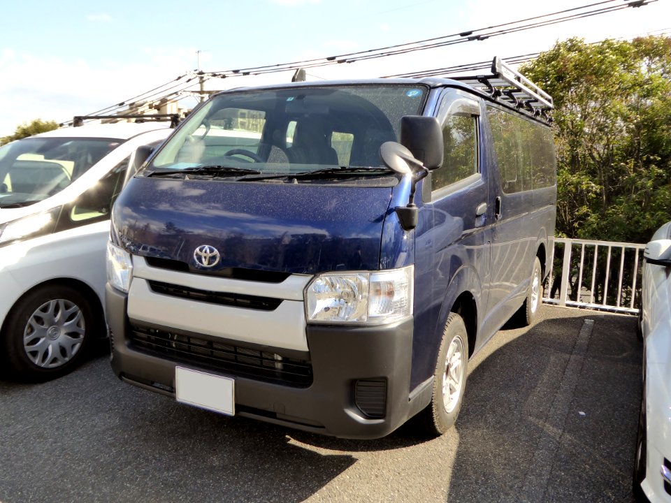 Toyota REGIUS ACE SUPER GL (H200) front