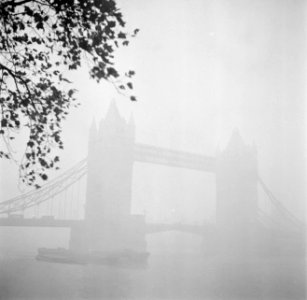 Tower Bridge in de mist, Bestanddeelnr 254-1958
