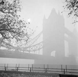 Tower Bridge in de mist, Bestanddeelnr 254-1956