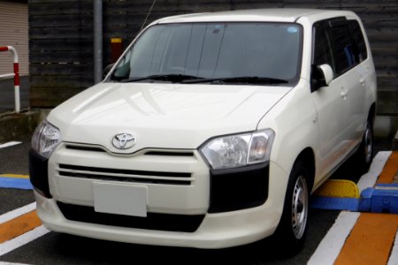 Toyota PROBOX DX (NSP160V) front (cropped)