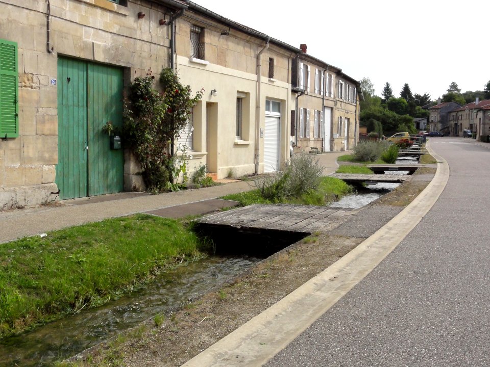 Trémont-sur-Saulx (Meuse) ruisseau Saint-Sébastien dans la rue principale