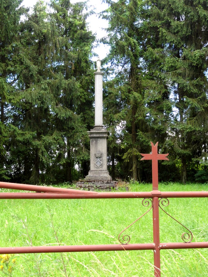 Trélon (Nord, Fr) statue de la Vierge D 963 au nord de Trélon