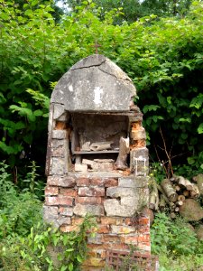 Trélon (Nord, Fr) chapelle ruineuse au nord de Trélon