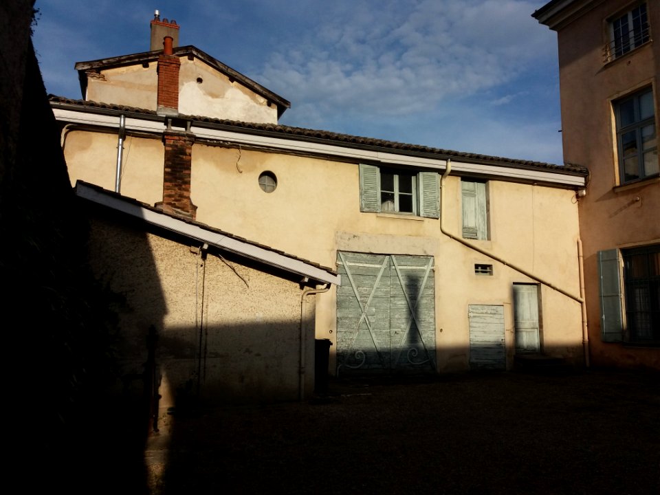 Trévoux - Hôtel de Beauséjour - Bâtiment à gauche de l'entrée