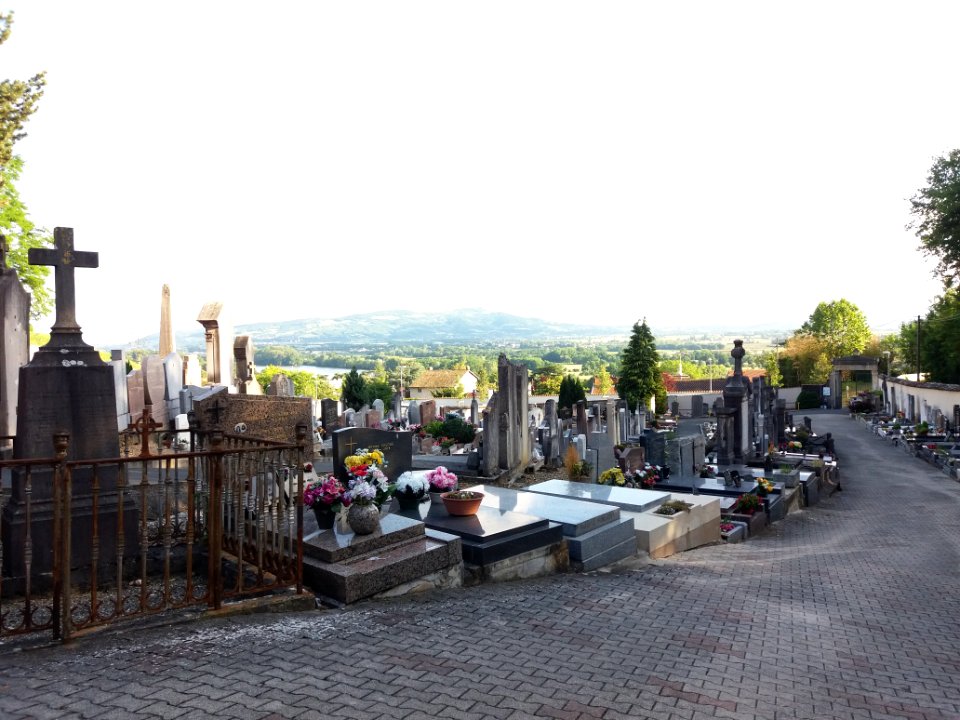 Trévoux - Cimetière - Vue sur l'entrée et les monts d'Or