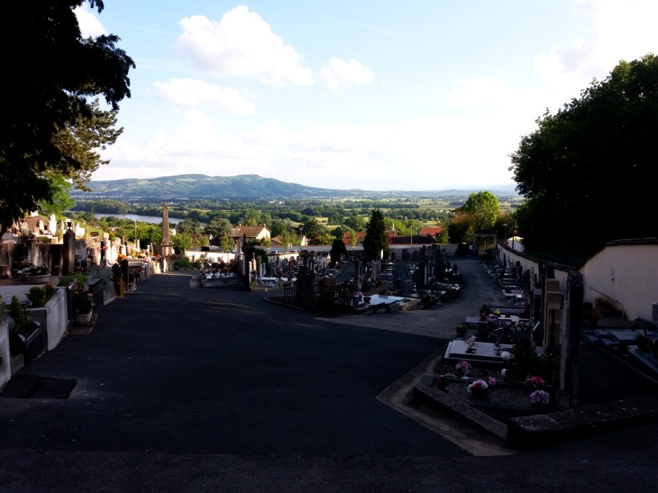 Trévoux - Cimetière - Vue sur la Saône et les monts d'Or