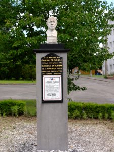 Trélon (Nord, Fr) mémorial buste Général de Gaulle