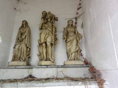 Trélon (Nord, Fr) chapelle au nord de Trélon, intérieur 3 statues