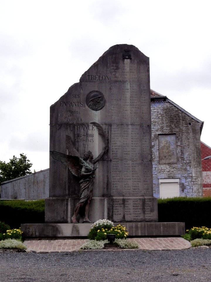 Trélon (Nord, Fr) monument aux morts, Rue de Verdun