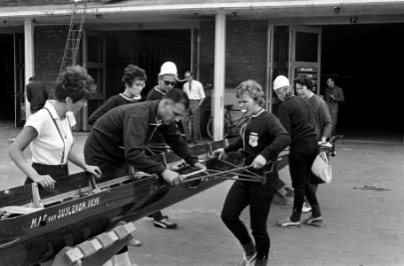 Training op Bosbaan roeien, de dames acht van Argo achter hun boot, Bestanddeelnr 916-6964