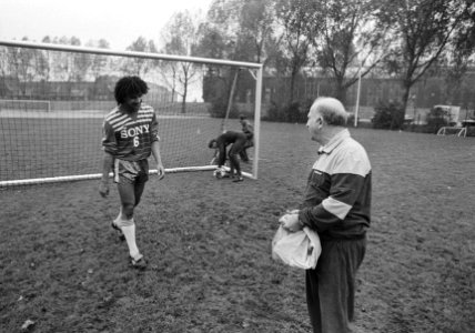 Training Nederlands elftal voor wedstrijd tegen Hongarije Gullit en trainer Rijv, Bestanddeelnr 933-1169