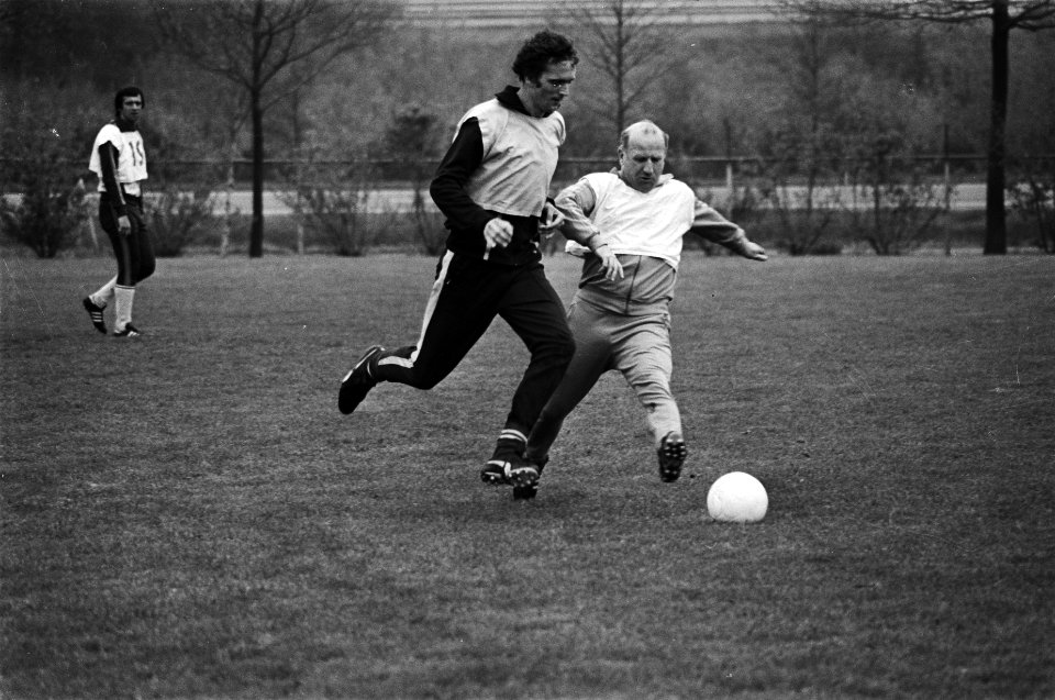 Training PSV en Bastia ivm Europa Cup III finale trainer Kees Rijvers in due, Bestanddeelnr 929-7059