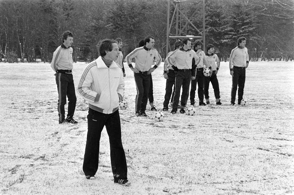 Training Nederlands voetbal-elftal in Zeist, trainer elftal Rob Baan met leden v, Bestanddeelnr 931-3319