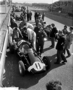 Training op het Circuit Van Zandvoort van de Grand Prix, Stirling Moss start voo, Bestanddeelnr 910-4070