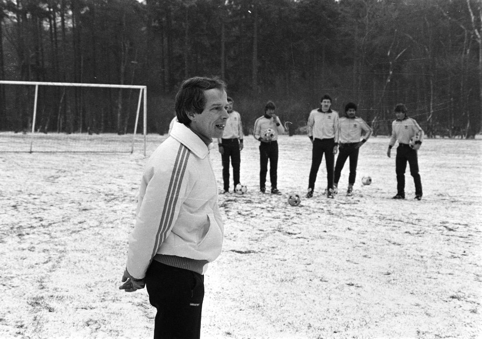 Training Nederlands voetbal-elftal in Zeist, trainer Rob Baan en leden van het e, Bestanddeelnr 931-3322