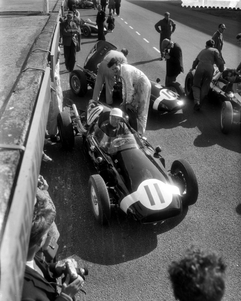 Training op het Circuit Van Zandvoort van de Grand Prix, Stirling Moss start voo, Bestanddeelnr 910-4071