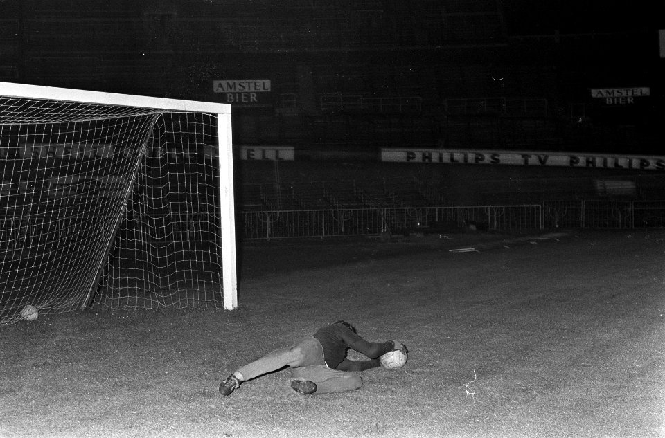 Training Oost-Duitsers in Olympisch Stadion . Keeper Blochwitz tijdens training, Bestanddeelnr 920-6956