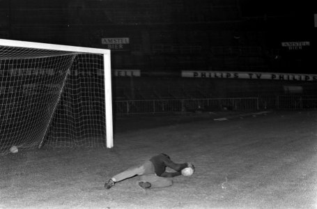 Training Oost-Duitsers in Olympisch Stadion . Keeper Blochwitz tijdens training, Bestanddeelnr 920-6956