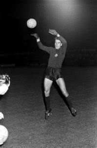 Training Oost-Duitsers in Olympisch Stadion . Keeper Blochwitz tijdens training, Bestanddeelnr 920-6955