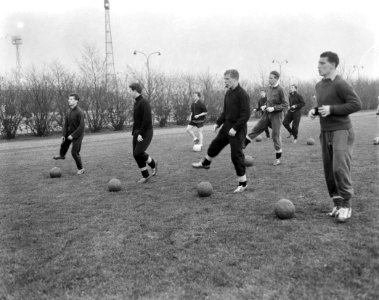 Training Nederlands elftal v.l.n.r. 1e rij Notermans,Tonny van der Linden, Hans , Bestanddeelnr 910-1640