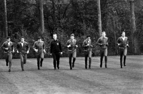Training Nederlands elftal zonder Ajax-spelers. Kessler (midden met klein groepj, Bestanddeelnr 920-8561