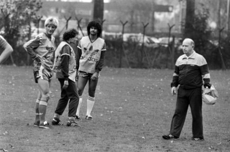 Training Nederlands elftal voor wedstrijd tegen Hongarije v.l.n.r. Kieft, Valke,, Bestanddeelnr 933-1165