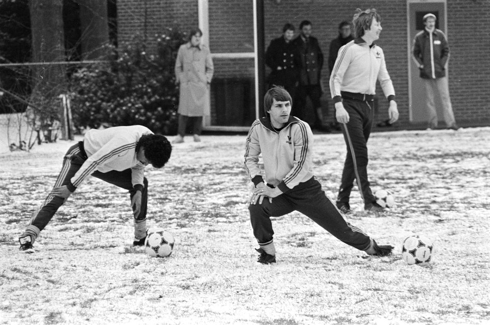 Training Nederlands voetbal-elftal in Zeist, Schapendonk van MVV met rechts acht, Bestanddeelnr 931-3321