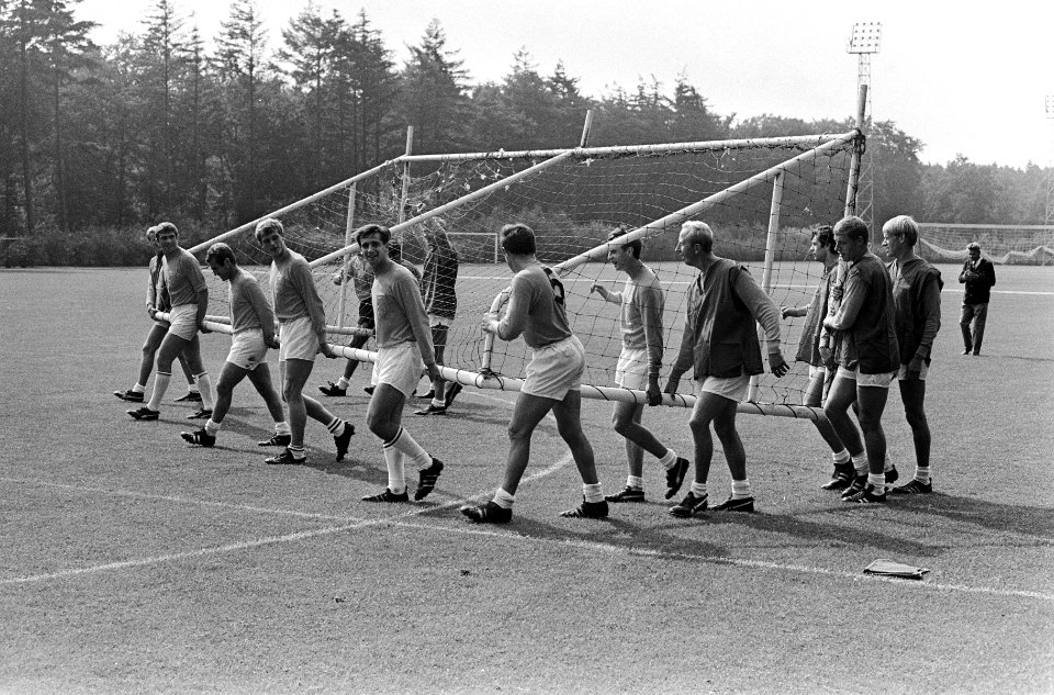 Training Nederlandse elftal in Zeist. Doel wordt versjouwd, Bestanddeelnr 920-6523