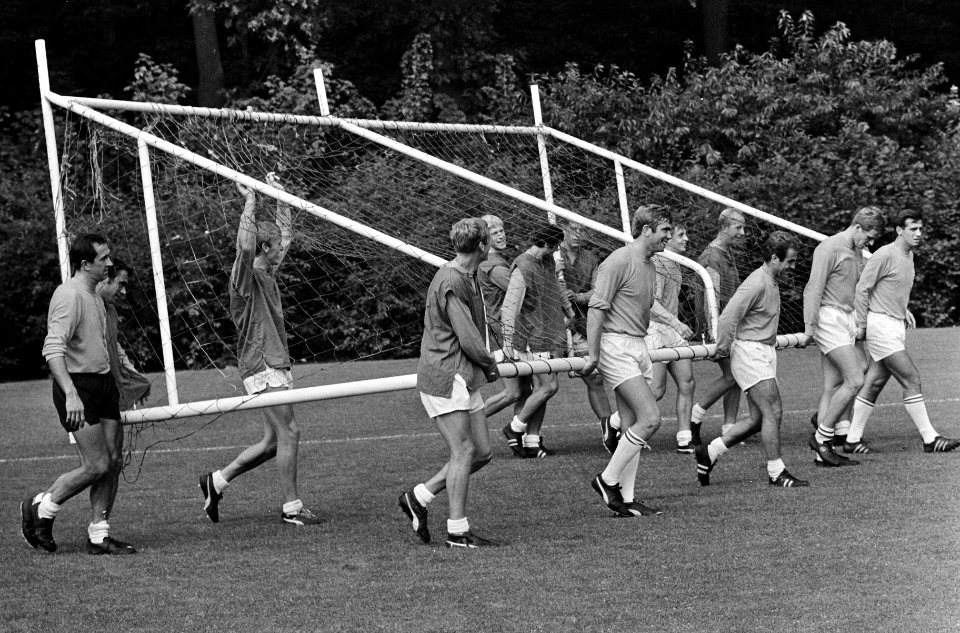 Training Nederlandse elftal in Zeist. Doel wordt versjouwd, Bestanddeelnr 920-6522