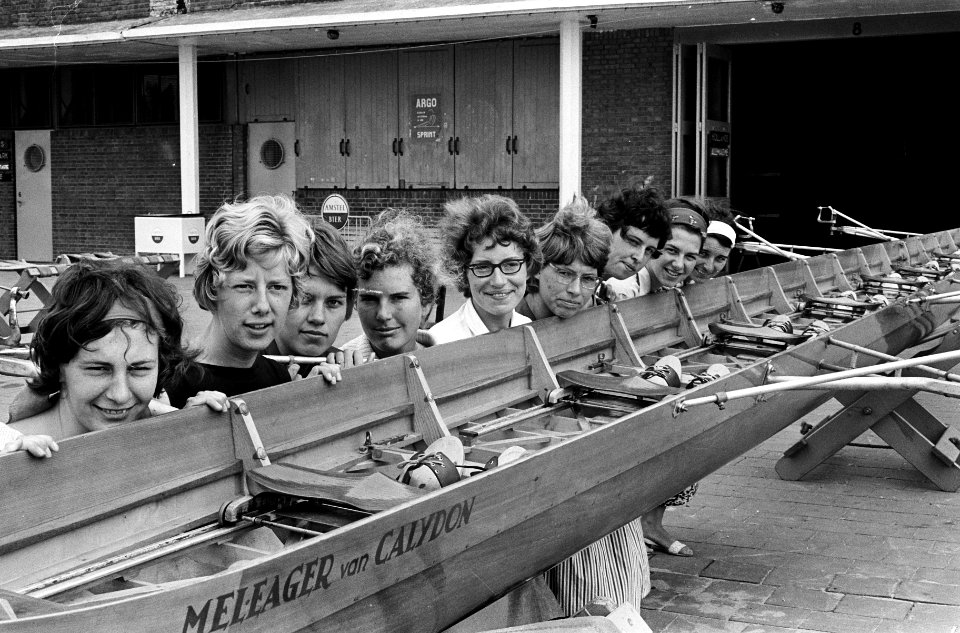 Training op Bosbaan roeien, de dames acht van Argo achter hun boot, Bestanddeelnr 916-6963