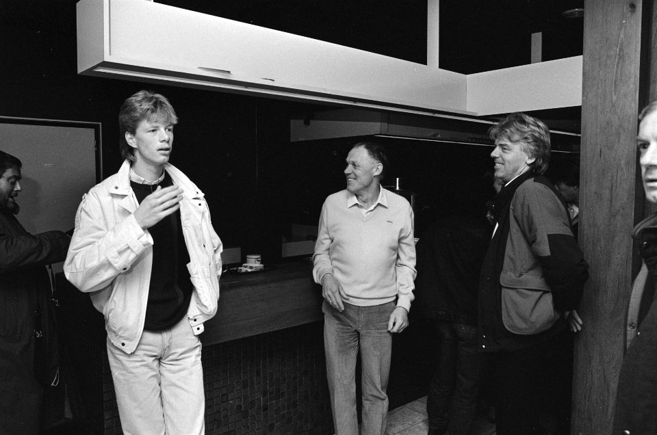 Training Nederlands elftal v.l.n.r. John van Loen , bondsmanager Rinus Michels , Bestanddeelnr 933-4769