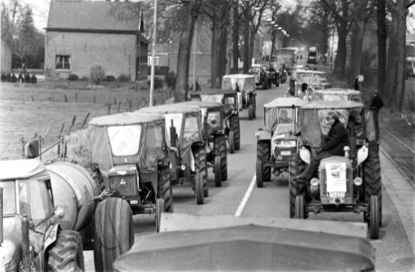 Tractoren tijdens de actie, Bestanddeelnr 924-3681 photo