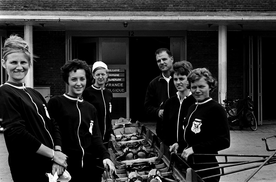 Training op Bosbaan roeien, de dames vier van Denemarken coach, Bestanddeelnr 916-6965