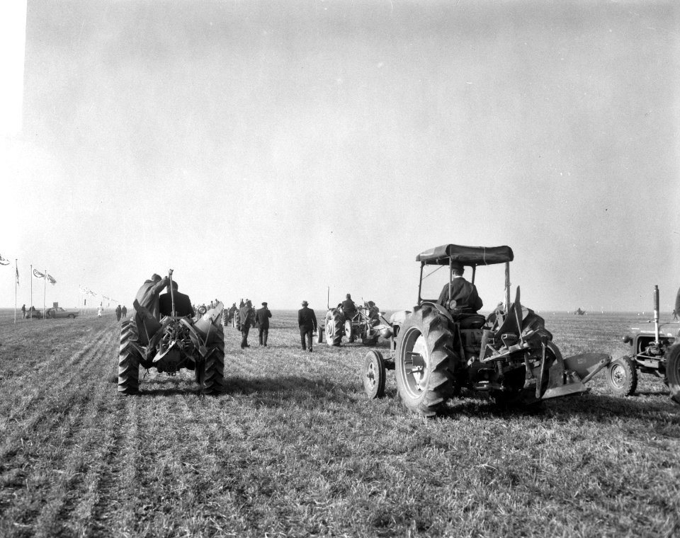 Tractoren voorzien van ploegen, Bestanddeelnr 918-3633