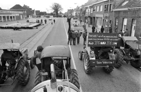 Tractoren en lopende boeren tijdens de actie, Bestanddeelnr 924-3679 photo