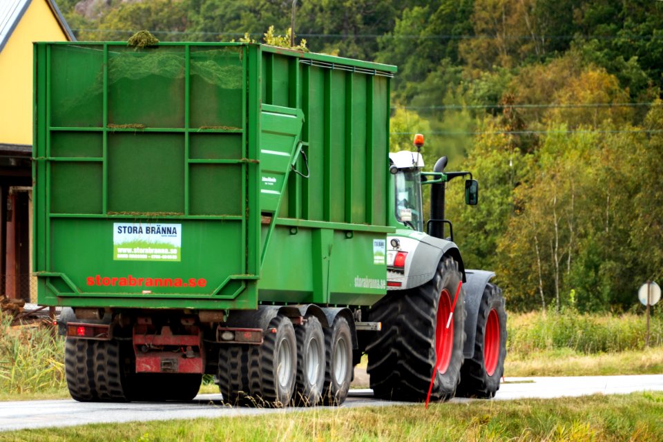 Tractor with silage wagons