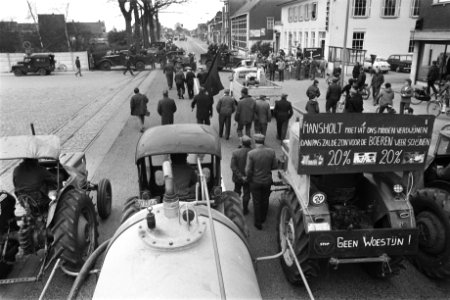 Tractoren en lopende boeren tijdens de actie, Bestanddeelnr 924-3671 photo