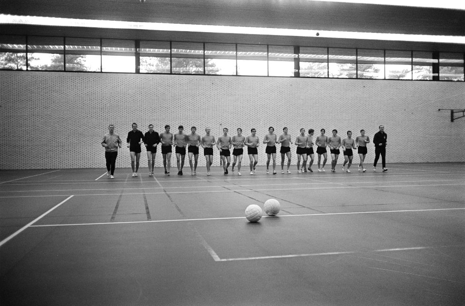 Training Nederlands elftal in trainingscentrum te Zeist de training, Bestanddeelnr 922-1924