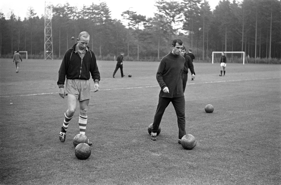 Training Nederlands elftal Henk Groot en Coen Moulijn (rechts), Bestanddeelnr 915-4832