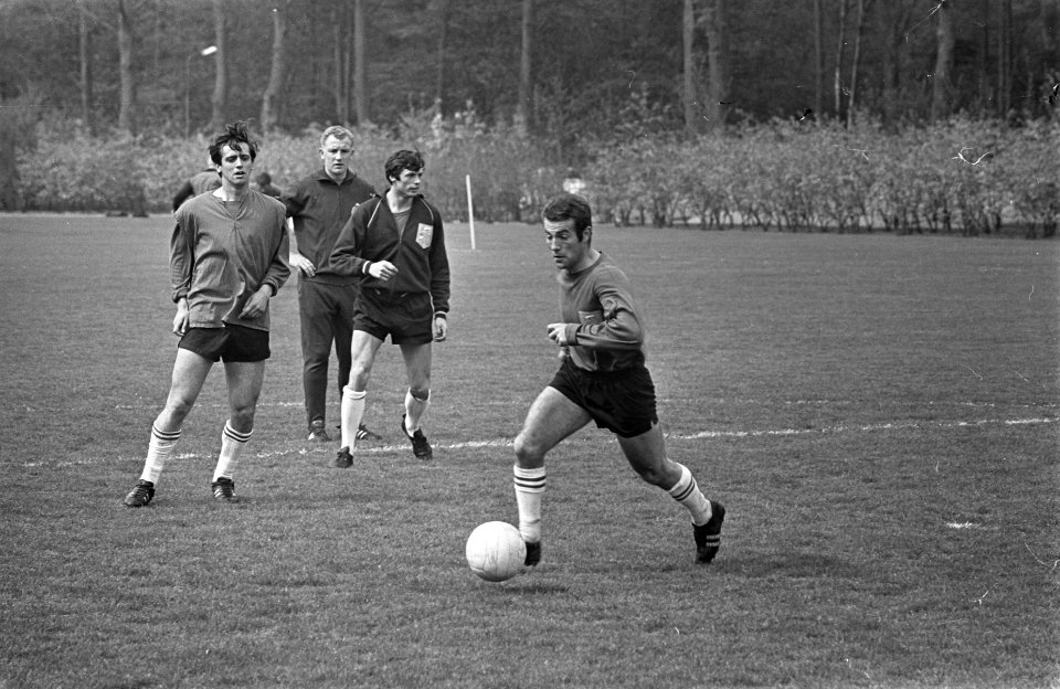 Training Nederlands elftal. Van der Kuylen, Suurbier en Muller aan de bal, Bestanddeelnr 921-2816
