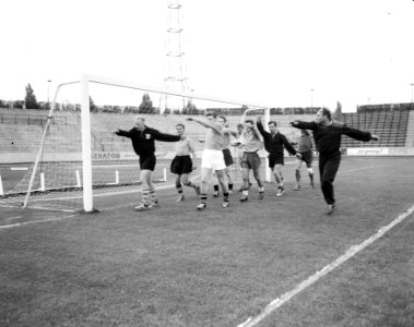 Training Nederlands elftal in Den Bosch Van links naar rechts Wiersma, Van Me, Bestanddeelnr 908-8648