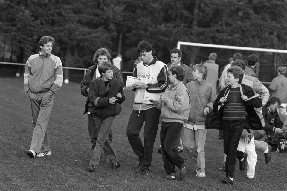 Training Nederlands Elftal in Zeist Marco van Basten en handtekeningenjagers, Bestanddeelnr 933-8167