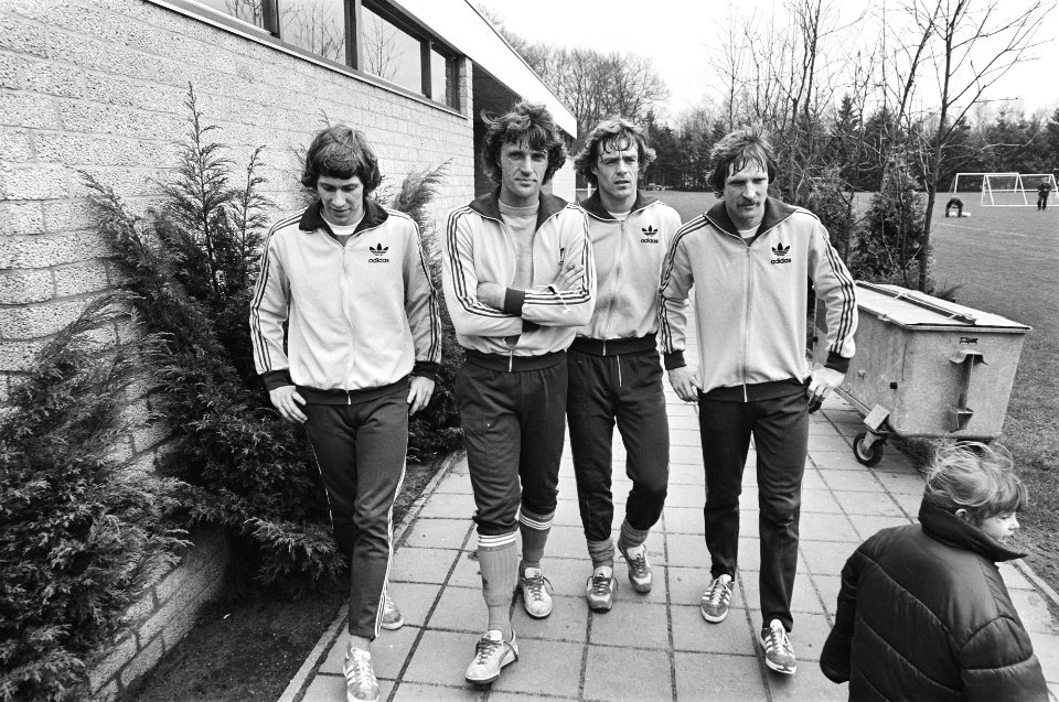 Training Nederlands elftal in Zeist i.v.m. wedstrijd tegen Frankrijk, v.l.n.r. A, Bestanddeelnr 931-3933